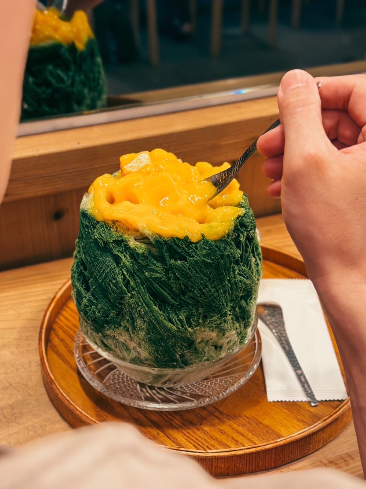 店內享用芒果抹茶刨冰